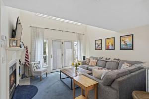 拉科尼亚Lakeview Escape - Beach Access & Balcony Views的带沙发和壁炉的客厅