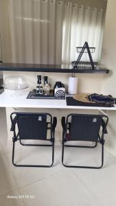 Casa de maria في بوا فيستا: طاولة مع كرسيين أمام كونتر