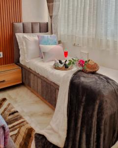 Voodi või voodid majutusasutuse Hotel Atlantiis Suites By Signature Stayz Near Vishwanath Temple toas +2 fotot