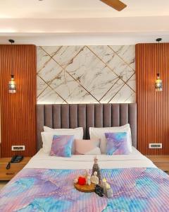 Voodi või voodid majutusasutuse Hotel Atlantiis Suites By Signature Stayz Near Vishwanath Temple toas