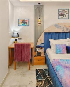 Voodi või voodid majutusasutuse Hotel Atlantiis Suites By Signature Stayz Near Vishwanath Temple toas