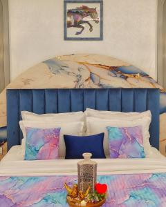 Voodi või voodid majutusasutuse Hotel Atlantiis Suites By Signature Stayz Near Vishwanath Temple toas