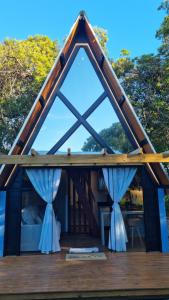 una tenda con tende blu su un ponte di Chalés Sol e Sal de Capri a São Francisco do Sul