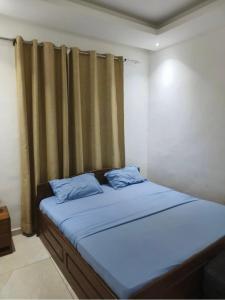 Ένα ή περισσότερα κρεβάτια σε δωμάτιο στο Golden House