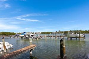 een steiger met boten in het water naast een steiger bij Coastline Comfort in Key West
