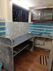 ein Badezimmer mit einer Theke und einem Waschbecken in der Unterkunft 1st floor room in Kalkutta