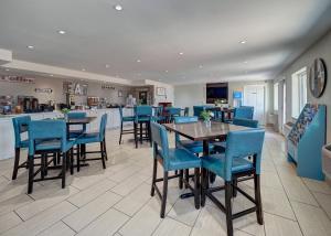 uma sala de jantar com cadeiras azuis e uma mesa em Ocean's Edge Hotel, Port Aransas,TX em Port Aransas