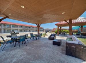 um pátio com mesas e cadeiras em frente a um edifício em Ocean's Edge Hotel, Port Aransas,TX em Port Aransas
