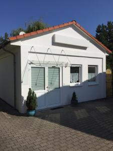 un garage blanc avec une porte et des fenêtres dans l'établissement Ferienhaus Brueckner, à Mörstadt