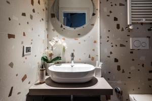 比萨Stanza San Francesco的浴室里有洗手池和镜子