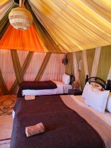 Ένα ή περισσότερα κρεβάτια σε δωμάτιο στο Al Qamar Desert Camp