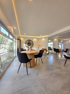 White Cottage Boutique Guesthouse في سواكوبموند: غرفة معيشة بها طاولة وكراسي