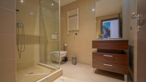 Et badeværelse på Breathtaking luxury apartment by MANAGR