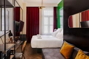 SoHo Athinas 60 في أثينا: غرفة فندق بها سرير وأريكة