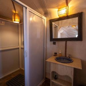 Ένα μπάνιο στο Starfall Desert Camp