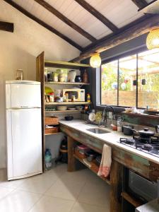 Köök või kööginurk majutusasutuses Chalé Maranata- ar, ofurô, wifi e churrasqueira