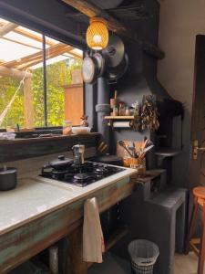 Köök või kööginurk majutusasutuses Chalé Maranata- ar, ofurô, wifi e churrasqueira