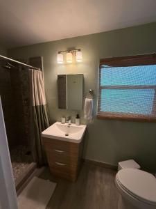 Cape Coral Beach House في كيب كورال: حمام مع حوض ودش ومرحاض