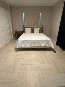 Cape Coral Beach House في كيب كورال: غرفة نوم مع سرير وأرضية خشبية +25 صورة