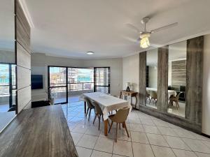 Un comedor con una mesa y un ventilador de techo. en B484 - Apto 3 quartos perto do mar e com vista., en Bombas