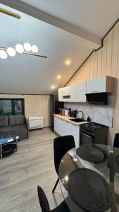 eine Küche und ein Wohnzimmer mit Tisch und Stühlen in der Unterkunft Mountain soul hub in Krasnik
