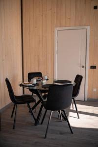 ein Esszimmer mit Tisch und Stühlen in der Unterkunft Mountain soul hub in Krasnik