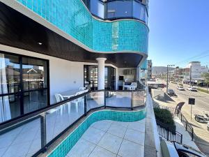 una piscina al costado de un edificio en B484 - Apto 3 quartos perto do mar e com vista., en Bombas