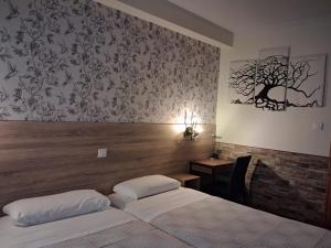 Ένα ή περισσότερα κρεβάτια σε δωμάτιο στο Hostal La Pastora +146 φωτογραφίες