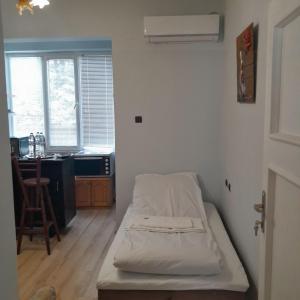 Giường trong phòng chung tại Katy house