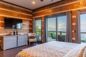 Un dormitorio con una cama grande y un televisor. en Above and Beyond, en Boone