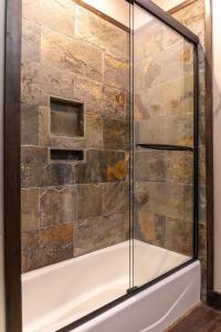 una ducha con puerta de cristal en un baño en Above and Beyond, en Boone 61 fotos más