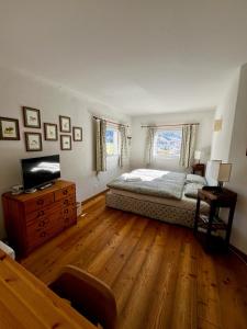 Ένα ή περισσότερα κρεβάτια σε δωμάτιο στο Chesa Saura +19 φωτογραφίες