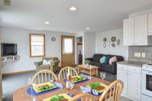 Η κουζίνα ή μικρή κουζίνα στο 12216 - Beautiful Views of Cape Cod Bay Access to Private Beach Easy Access to P-Town