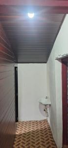 Un baño con lavabo en una habitación. en CoCo Camp Stay, en Honāvar