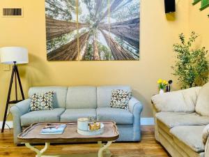 Posezení v ubytování Sequoia Cabin by the River