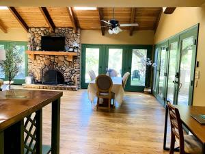 Fotografie z fotogalerie ubytování Sequoia Cabin by the River v destinaci Three Rivers