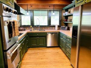 Kuchyň nebo kuchyňský kout v ubytování Sequoia Cabin by the River + 59 fotografií