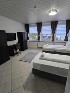 Giường trong phòng chung tại Exklusive Apartments für Monteure und Reisende inkl Parkplatz