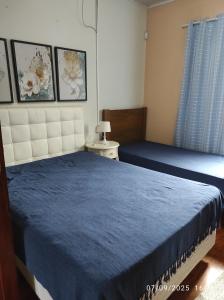 een slaapkamer met een bed met een blauwe deken bij Sítio Cachoeira de Minas in Cachoeira de Minas +30 foto's