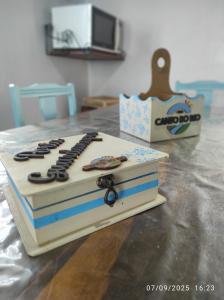 een taart bovenop een tafel bij Sítio Cachoeira de Minas in Cachoeira de Minas