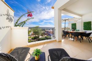 Un balcón o terraza en Villa Marcia Home - Nature, Golf, Beaches-Lagos