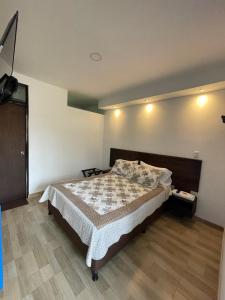 Una cama o camas en una habitación de Hotel EL QUIMBO 5 fotos más