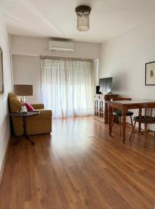 拉普拉塔Departamento 51的客厅里有一张沙发和一张桌子。