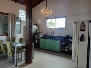 Una cocina o cocineta en Apartamento grande no centro de Armacao dos Buzios