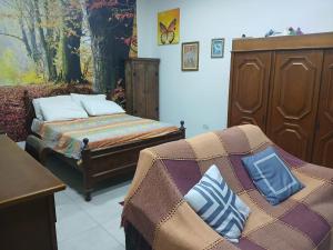 Una cama o camas en una habitación de Apartamento grande no centro de Armacao dos Buzios