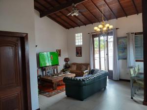 Una televisión o centro de entretenimiento en Apartamento grande no centro de Armacao dos Buzios