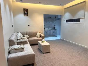 Χώρος καθιστικού στο غرفة فندقية مع صالة ومطبخ دخول ذاتي