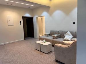 Χώρος καθιστικού στο غرفة فندقية مع صالة ومطبخ دخول ذاتي