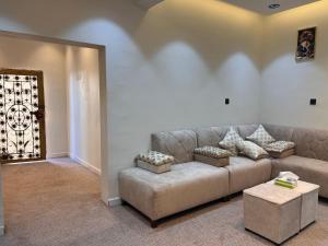 Χώρος καθιστικού στο غرفة فندقية مع صالة ومطبخ دخول ذاتي +1 φωτογραφίες