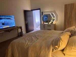 Ένα ή περισσότερα κρεβάτια σε δωμάτιο στο غرفة فندقية مع صالة ومطبخ دخول ذاتي